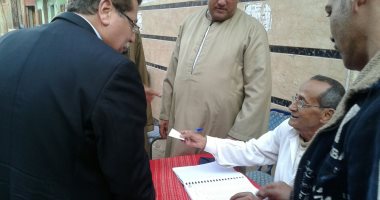 نائب رئيس لجنة الصناعة بمجلس النواب يدلى بصوته بالانتخابات فى السنطة