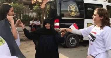 سيدة تحتفل بعد إدلائها بصوتها أمام لجنة كلية الفنون الجميلة بالزمالك