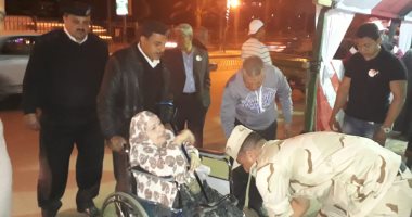 الشرطة تلبى طلب مسنة على كرسى متحرك بنقلها للجنتها بمصر القديمة