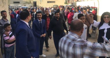 فيديو.. المواطنون يحتشدون أمام لجان الانتخابات بمدينة نصر على أنغام "قالو إيه"