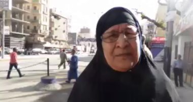 مسنة بالفيوم أمام اللجان من 6 صباحا وتؤكد باكية: جيت علشان الشهداء (فيديو)