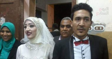 عروسان يحتفلان بزفافهما داخل لجنة الانتخابات بمحافظة قنا