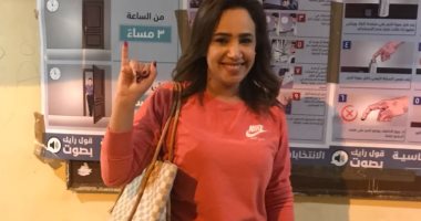 الإعلامية رشا نبيل تدلى بصوتها فى الساعة الأخيرة بالانتخابات