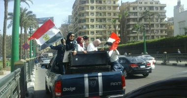 سيارات مكشوفة وفتيات يحملن علم مصر فى ميدان التحرير احتفالا بالانتخابات