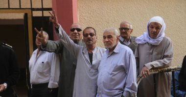 صور.. كبار السن أول المتوافدين على لجان الانتخابات الرئاسية بشارع الهرم
