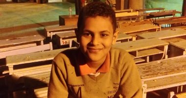 فيديو.. طفل موهوب يغنى لمصر أمام لجنة انتخابية بالقاهرة بعد غلقها