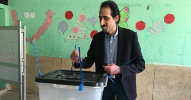 الكاتب الصحفى مجدى الجلاد يدلى بصوته فى انتخابات الرئاسة بمدينة 6 أكتوبر