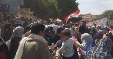 صور.. احتشاد الناخبين أمام مجمع مدارس دار السلام للإدلاء بأصواتهم