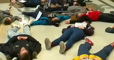 فيديو.. طلبة أمريكيون "يدعون الموت" احتجاجا على انتشار السلاح والعنف بالمدارس