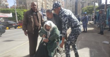 صور.. القوات المسلحة والشرطة تساعد كبار السن فى الوصول للجانهم بالإسكندرية