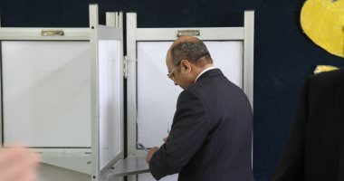 صور.. وزير مجلس النواب يصل مدرسة فاطمة عنان بالتجمع الثالث للإدلاء بصوته 