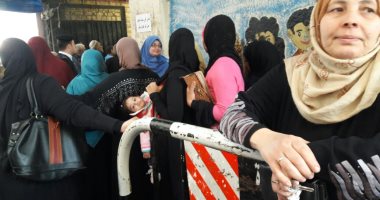 سيدات يرددن أمام اللجان الانتخابية بإمبابة: "السيسى عمهم وحارق دمهم"