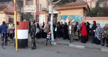 صور.. أهالى بورسعيد يحتشدون أمام اللجان فى الانتخابات الرئاسية