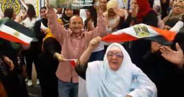 فيديو.. عجوز تحتفل رقصا على أنغام "تسلم الأيادى" أمام لجنة بالأميرية