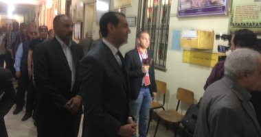 فيديو وصور .. محافظ أسيوط يقف فى طابور للإدلاء بصوته فى الانتخابات