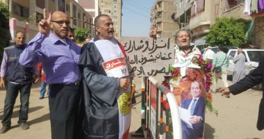 صور.. ناخبون يرفعون أعلام مصر وصورة "السيسي" أمام اللجان فى القليوبية