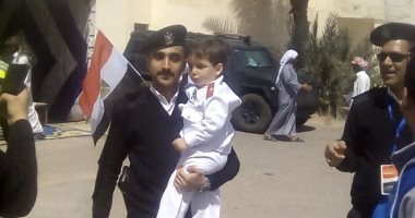 صور.. طفل يرتدى الزى العسكرى أمام أحد لجان انتخابات الرئاسة بجنوب سيناء