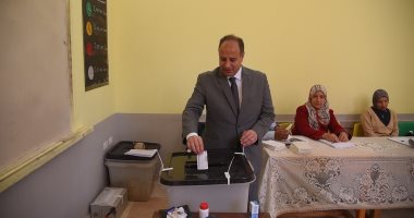 محافظ الإسكندرية يدلى بصوته بمدرسة السيرة الحسنة الإعدادية