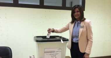 صور.. وزيرة الهجرة تدلى بصوتها فى الانتخابات الرئاسية بمدرسة فى الرحاب