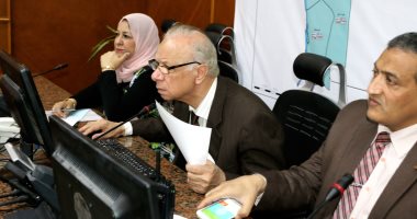 محافظ القاهرة يتابع الانتخابات الرئاسية بالفيديو كونفرانس من غرفة العمليات