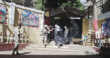 رجال الجيش والشرطة يساعدون المواطنين وكبار السن فى التصويت بالمطرية.. صور