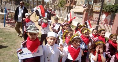 صور.. أطفال حضانة يزينون الانتخابات بأعلام مصر فى الشرقية
