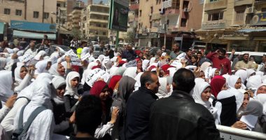 صور.. مسيرة لآلاف الطالبات بكفر الشيخ للحث على المشاركة بالانتخابات
