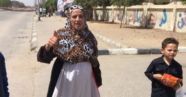 مسنة ترتدى علم مصر بعد الإدلاء بصوتها فى السلام: السيسى البطل
