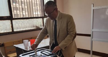 صور .. محافظ المنيا يدلى بصوته فى الانتخابات الرئاسية