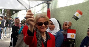 صور.. فايزة أبو النجا تقف فى طابور الانتخابات أمام لجنتها الانتخابية بالزمالك