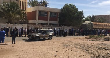 صور.. العاملون بحقول "البترول" بالصحراء الشرقية يدلون بأصواتهم فى الانتخابات