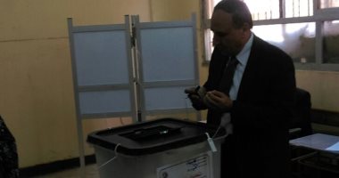 نقيب الصحفيين يدلى بصوته فى الانتخابات الرئاسية بمحافظة القليوبية.. صور