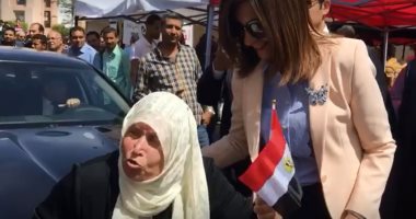 فيديو.. سيدة مسنة لوزيرة الهجرة: "نعيش أفضل عصر حتى لو الحاجة غالية"