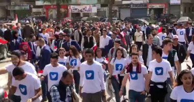 فيديو.. مسيرة لمئات الشباب لحث المواطنين على المشاركة بالانتخابات بالقاهرة