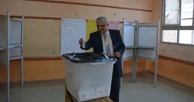 صور .. نائب رئيس جامعة الفيوم يدلى بصوته فى الانتخابات الرئاسية
