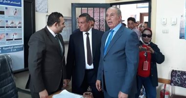 صور.. محافظ البحر الأحمر يتفقد اللجان الانتخابية بمدينة سفاجا
