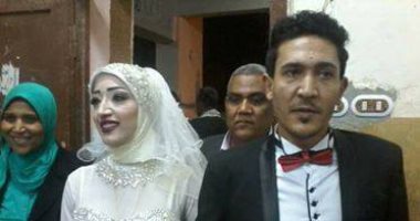 صور.. مبادرة حقوقية ترصد تصويت عروسين بصعيد مصر قبل زفافهما