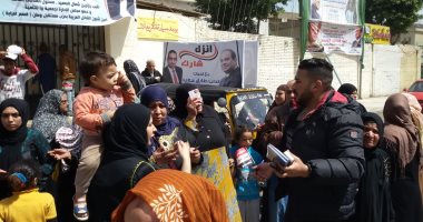 صور وفيديو .. النائب طارق سعيد ينقل الناخبين إلى اللجان الانتخابية بإمبابة