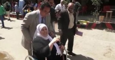 فيديو.. النائب إيهاب الخولى يساعد أحد الناخبين المعاقين على الإدلاء بصوته