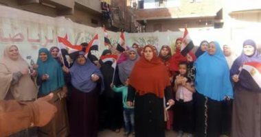 صور.. اقبال المواطنين على اللجان للإدلاء بأصواتهم فى مدينة السنطة بالغربية