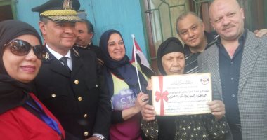عميد شرطة يكرم سيدة مسنة ويمنحها شهادة تقدير لدورها الوطنى فى فيصل