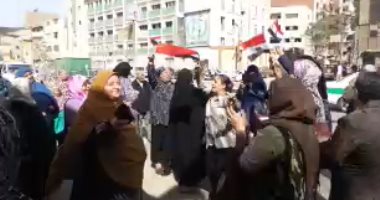 فيديو..وصلات رقص وزغاريد للناخبات أمام اللجان الانتخابية فى الفيوم