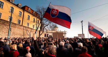 الآلاف يتظاهرون أمام مبنى البرلمان فى سلوفاكيا ضد الحكومة الجديدة