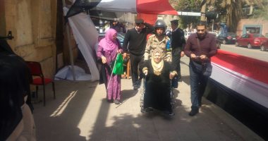 صور.. الجيش والشرطة يساعدون كبار السن على التصويت الانتخابات بالسيدة زينب