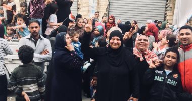 فيديو.. المواطنون يحتفلون بفوز الرئيس عبد الفتاح السيسى أمام قصر القبة