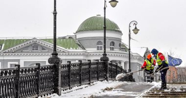 صور.. إزالة الثلوج فى محيط مكتب تمثيلى للاتحاد الأوروبى بموسكو