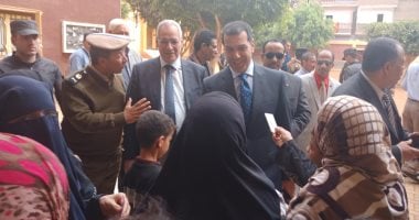 محافظ أسيوط ومدير الأمن يتفقدان لجنة مدرسة منقباد الثانوية