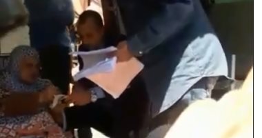 فيديو.. مسنة مريضة تدلى بصوتها داخل سيارة إسعاف بالإسكندرية بحضور رئيس اللجنة