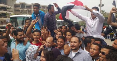 صور.. طلاب جامعة أسيوط يتوجهون إلى اللجان الانتخابية من حرم الجامعة