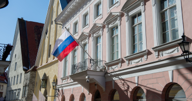 روسيا تطرد دبلوماسيين اثنين بالسفارة التشيكية ردا على براج